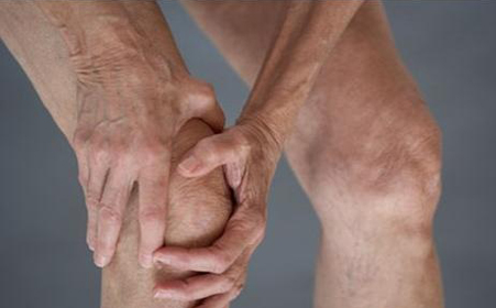 膝盖疼警惕骨性关节炎 这些措施可以预防关节炎